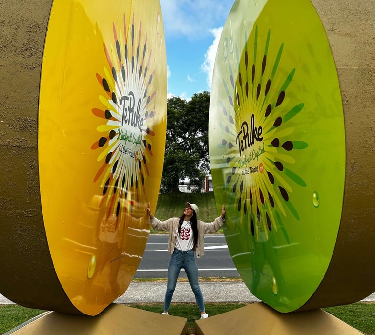 Mar en la estatua del kiwi gigante de Te Puke