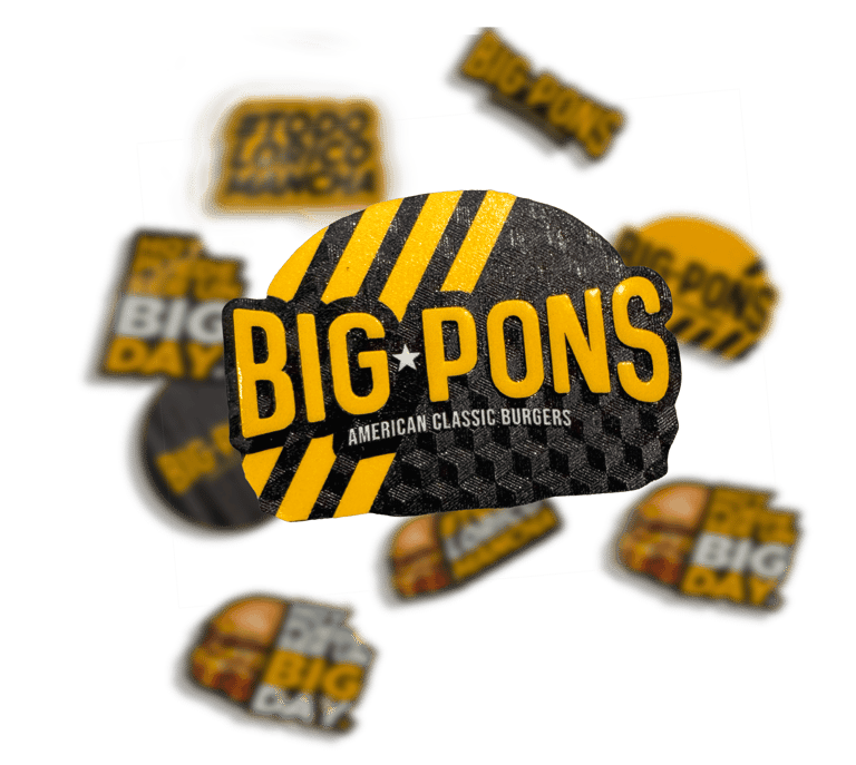  Sticker premium UV con laca sectorizada mate y laca brillante en las letras. Merch corporativa