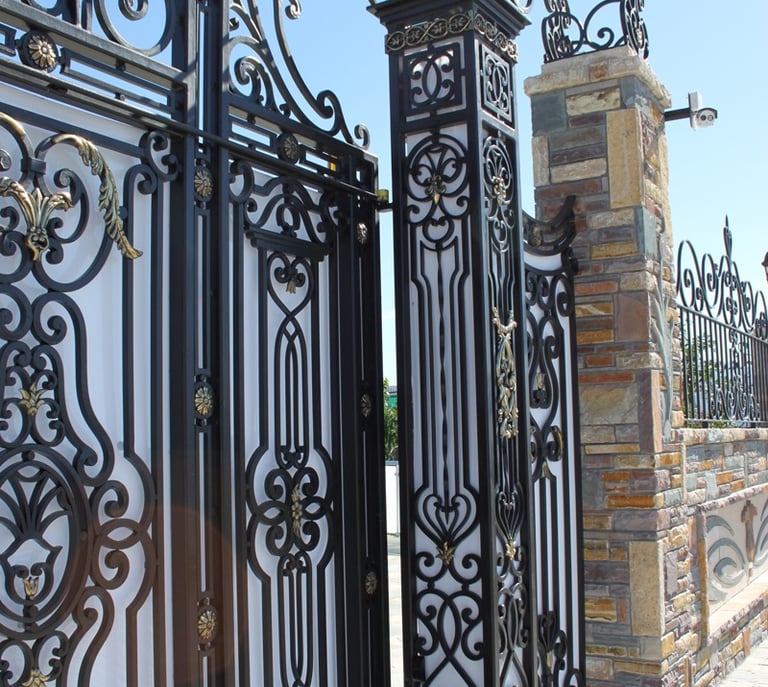 Portail de garage en fer forgé noir et or