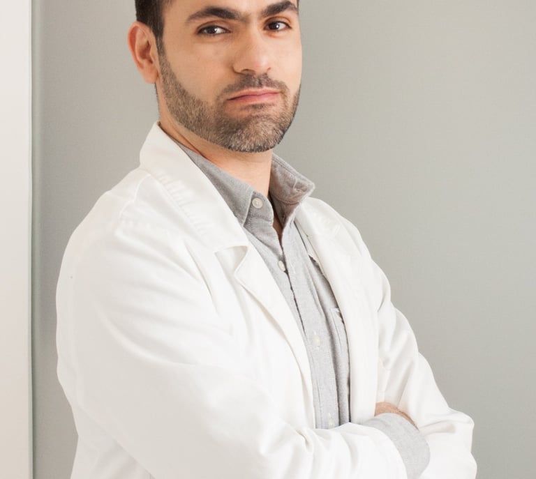 Especialista en periodoncia en consultorio odontológico durante sesión profesional