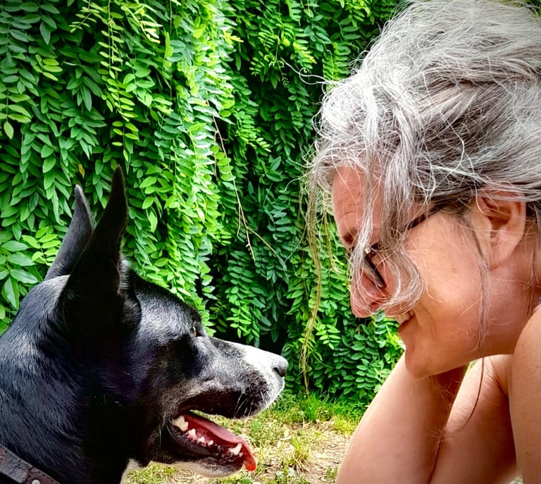 caroline et son mentor, sa chienne qui l'a amener vers l'énergétique 