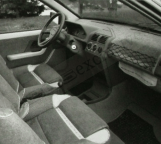 sacoche à la place de la boite à gant dans la peugeot agades 4x4 1989