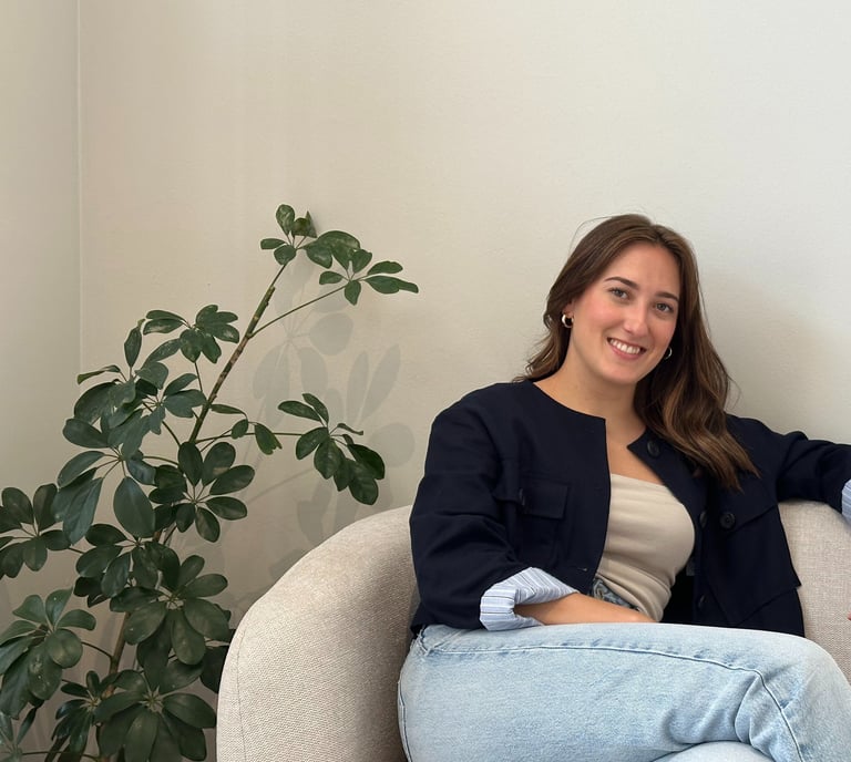 Psicóloga feliz contando más sobre ella