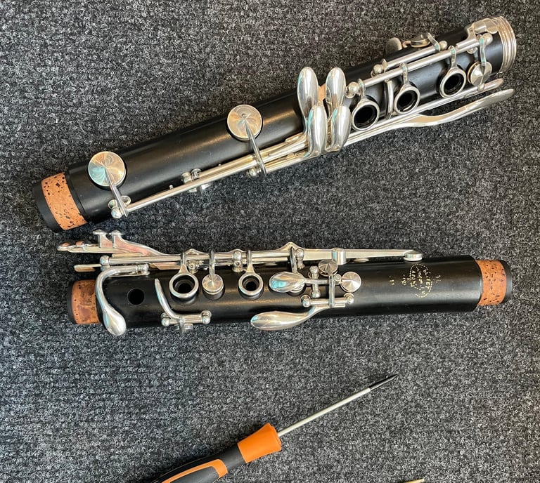 clarinette démontée avec outil à côté