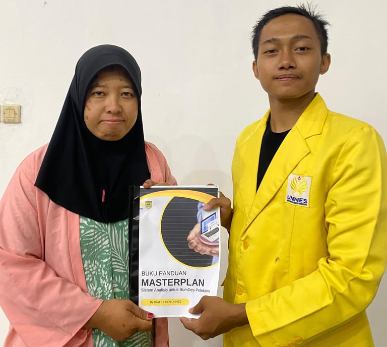 penyerahan buku panduan masterplan website oleh mahasiswa UNNES