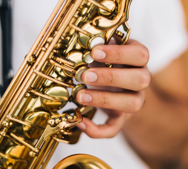 gros plan sur une main qui joue du saxophone