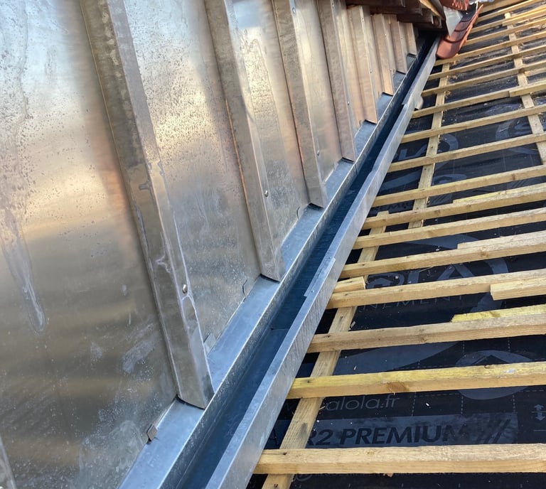 façade de chien assis en bac à tasseau en zinc - étanchéité