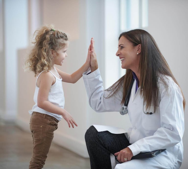 Female doctor with child patient in Murcia - health insurance for expats with English-speaking medic