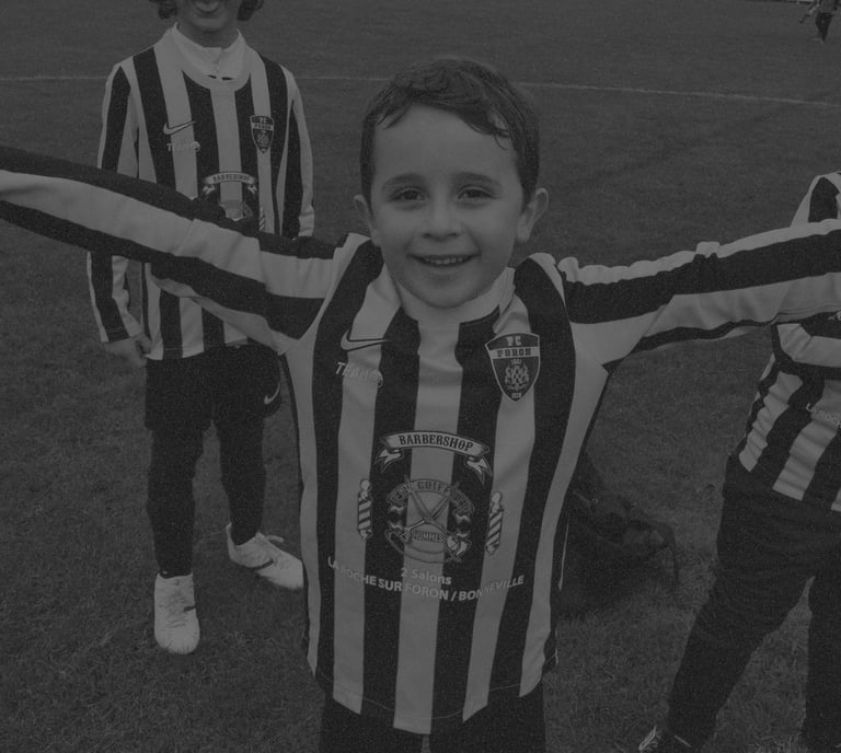 enfant heureux football