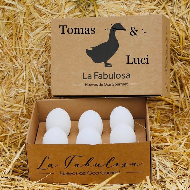 Huevos de ganso blancos grandes, de calidad gourmet, en una caja de cartón de la marca La Fabul