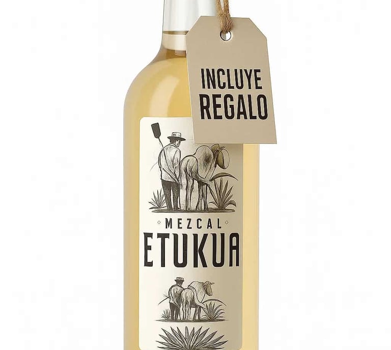 Botella de mezcal Etukua con una etiqueta colgante que dice "Incluye Regalo", junto a un reloj de 