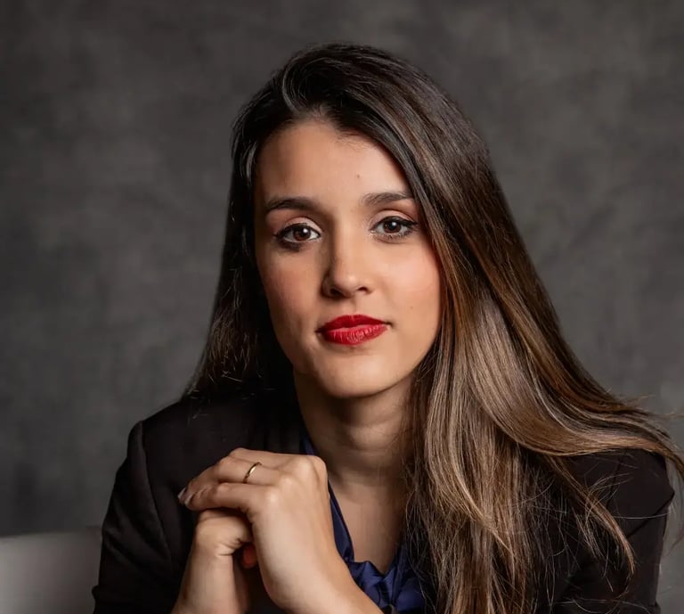 alt="Advogada Denise Viana em seu escritório de advocacia em Viamão, especialista Direito Trabalho