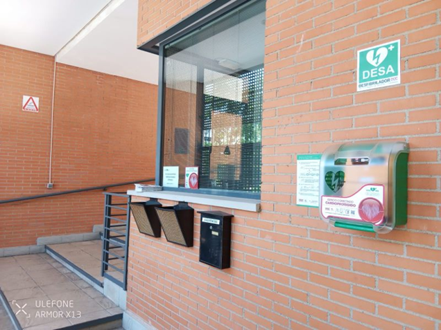 Instalación de desfibrilador en comunidad de propietarios para mejorar la seguridad y bienestar