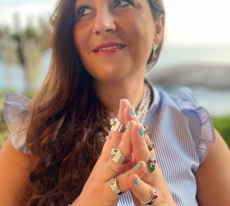 Femme avec bijoux en argent et pierres semi-précieuses