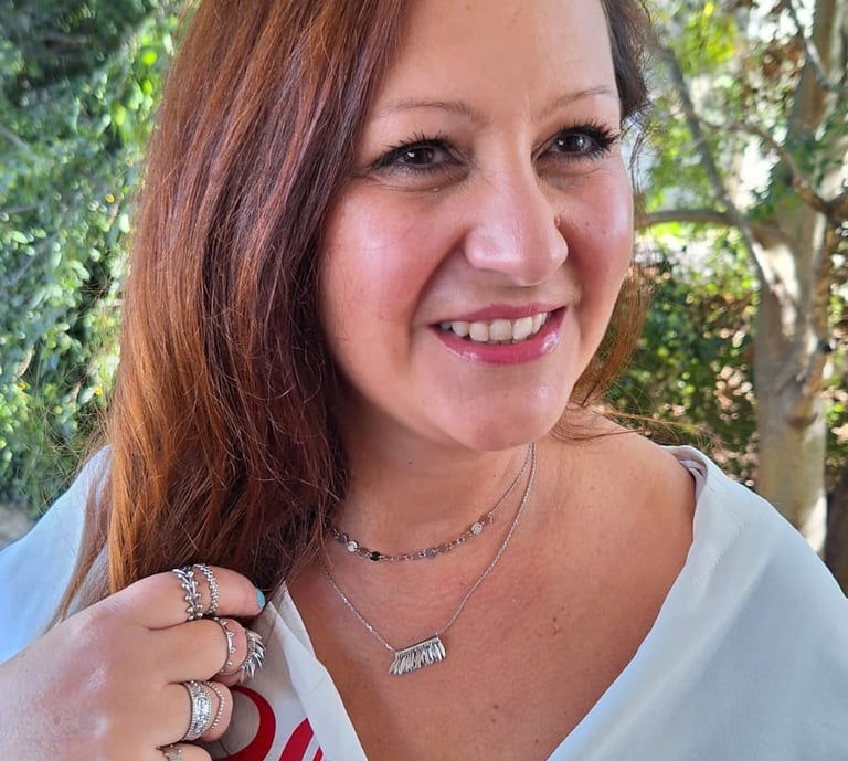Femme avec colliers en argent