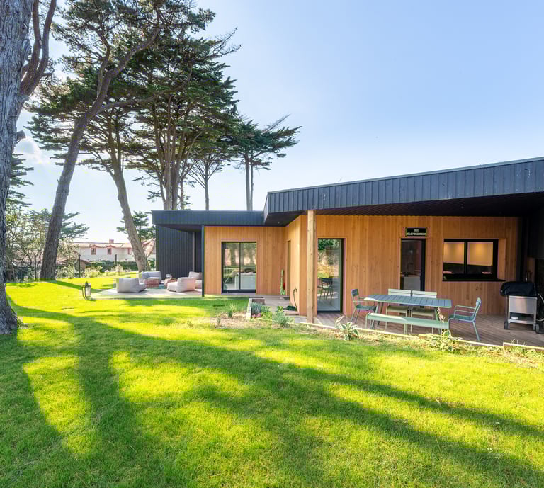 vue du jardin et des pins de la Cabane des Vagues à Préfailles