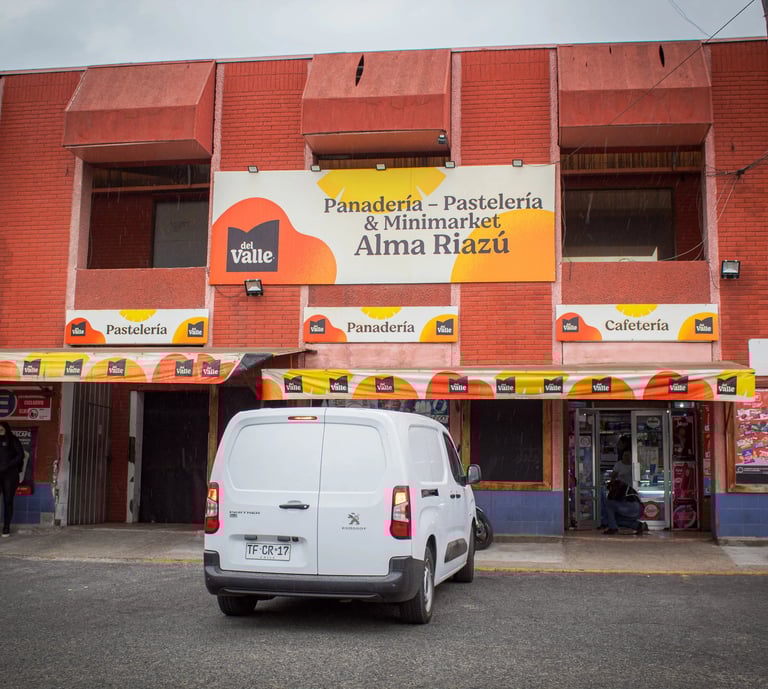 Fachada del local principal y minimarket Alma Riazú en Rancagua con furgón de despacho de panadería 