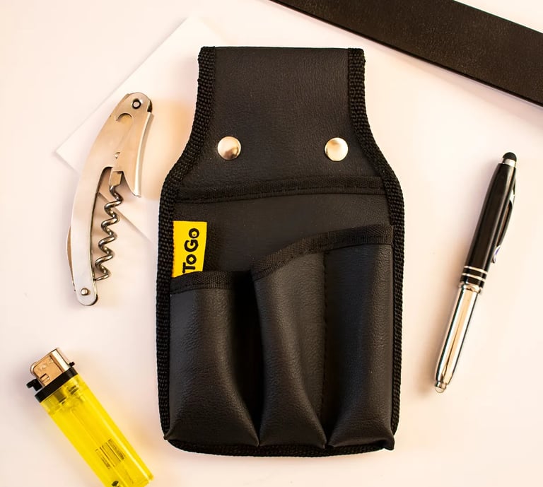 Fotoproducto de un portaelementos para mozos, junto a un sacacorchos, un encendedor y un bolígrafo