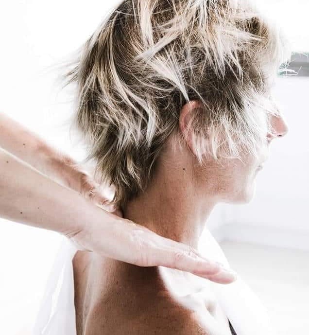 Profil femme cheveux courts coiffure énergétique Hair Conscien'S