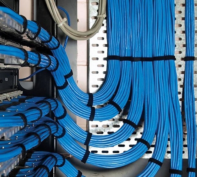 تقدم شركتنا حلول أنظمة تيار خفيف احترافية للمشاريع التجارية، الصناعية، الإدارية والفنادق، مع تصميم و