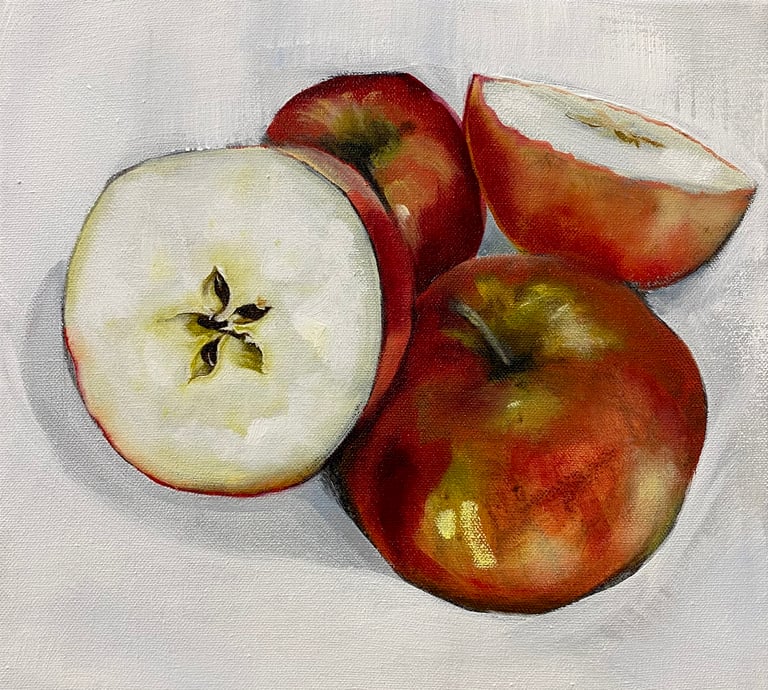 2 apples sliced in half. In the centre of the apple core the pattern resembles a star or daisy.