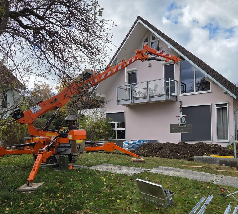 Raupenkran im Einsatz für schwere Lasten und Montage im Garten von Holztechnik Volk, Ammersee.