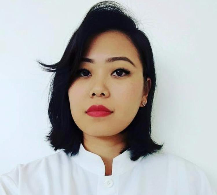 Especialista em sobrancelhas e estética labial em atendimento profissional