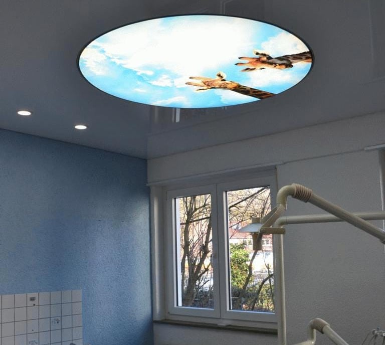 Spanndecke mit Lichtmodule - Arztpraxis 