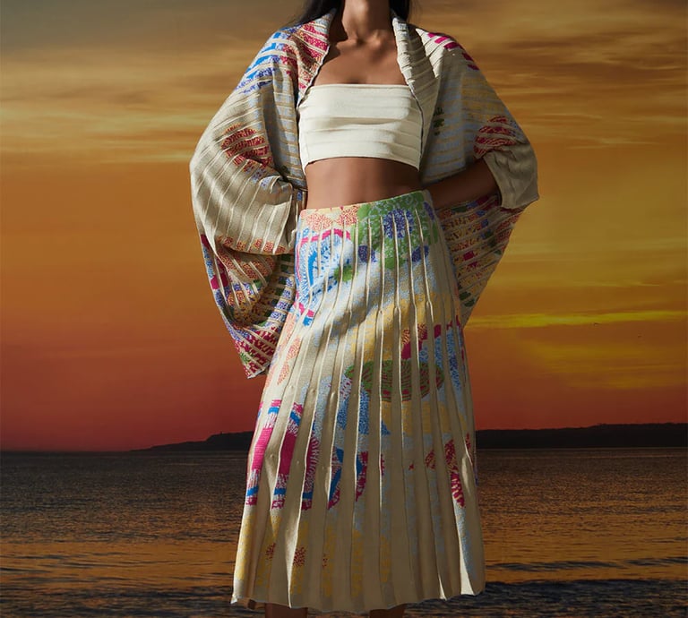 Estampa exclusiva em jacquard com inspiração na cultura popular brasileira do artesanato e rendeiras