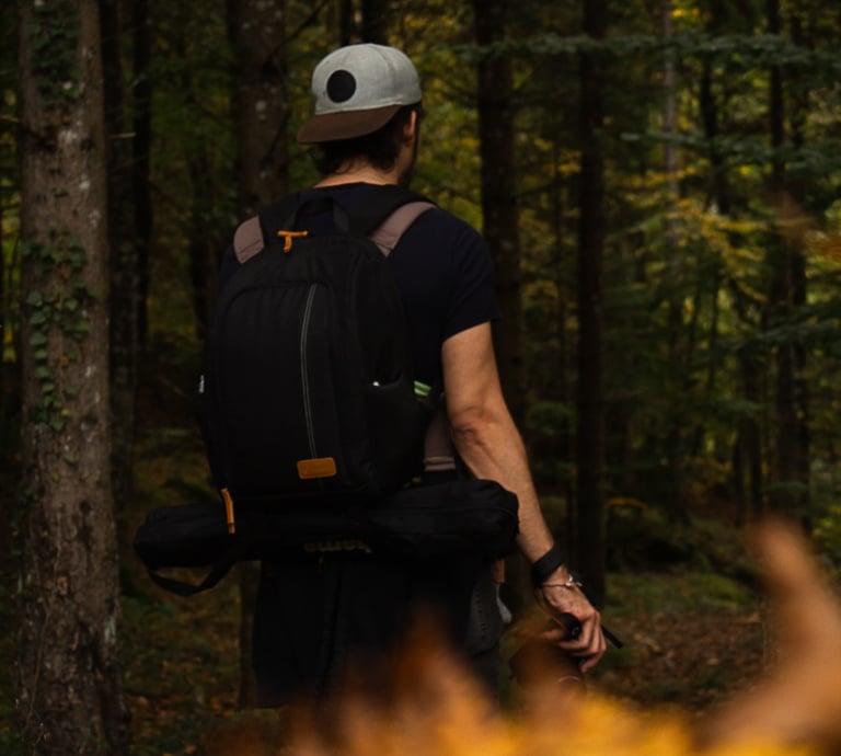 photo de l'artiste en pleine forêt