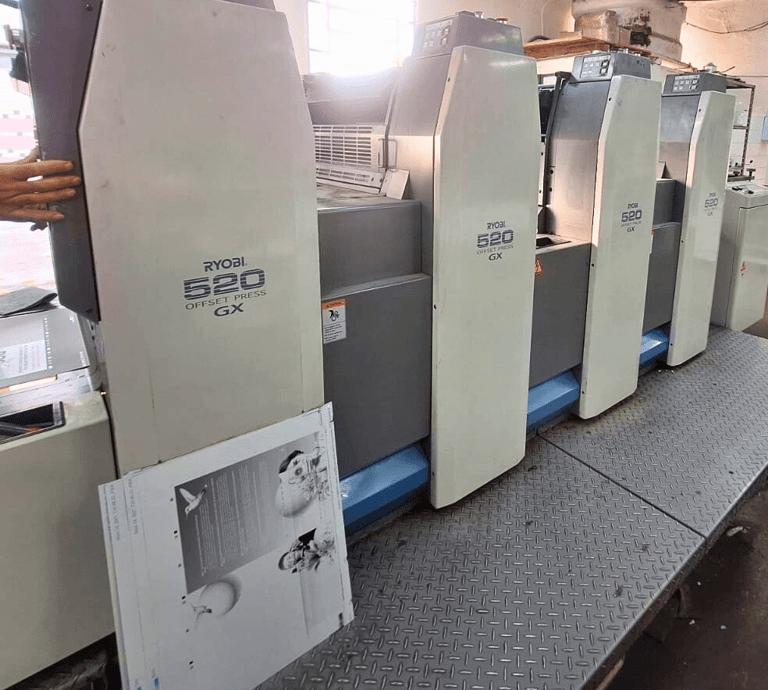 Máquina offset Ryobi 520 GX em operação na gráfica Editograf em Florianópolis.