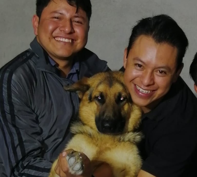 Personas felices por adoptar un perrito en SLP