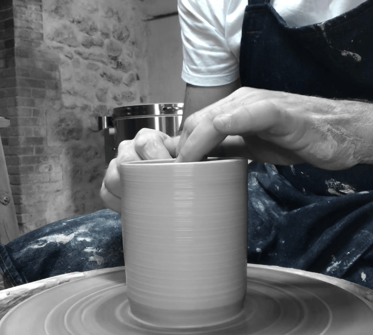 tournage d'une poterie au tour de potier
