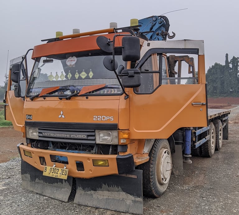 mobil crane 50 ton warna kuning