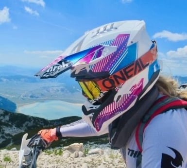 Freiheit und Fokus – Profilansicht auf dem Motorrad vor Berg- und Seekulisse