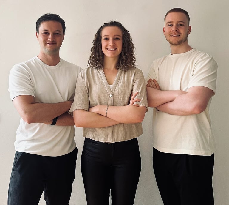 FRAMA Teamfoto – Johannes, Eva und Linus vor weißem Hintergrund