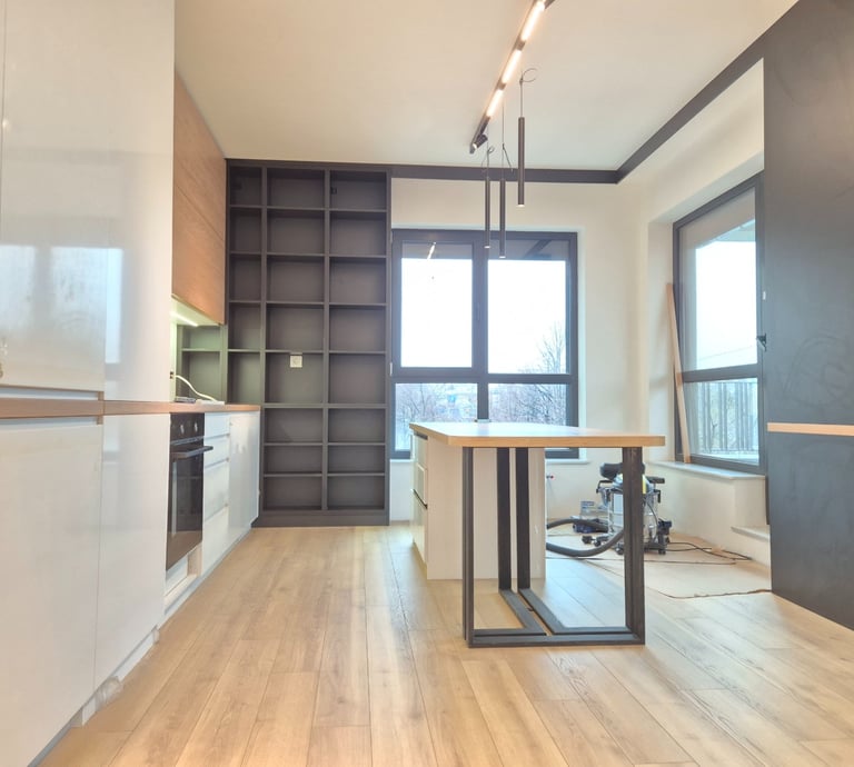 Модерна минималистична кухня с елегантни бели шкафове, черни отворени рафтове и кухненски остров от 