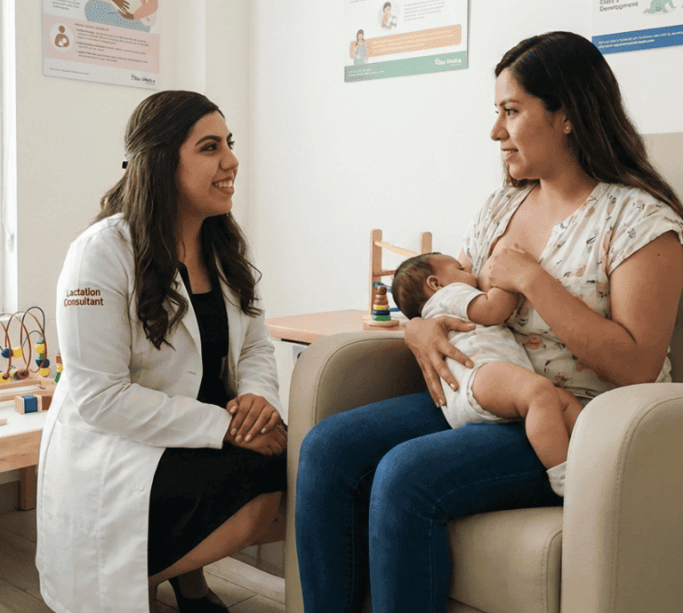 Dra Isis Pediatra consultora certificada en lactancia materna asiste a una madre mientras amamanta a su bebé.