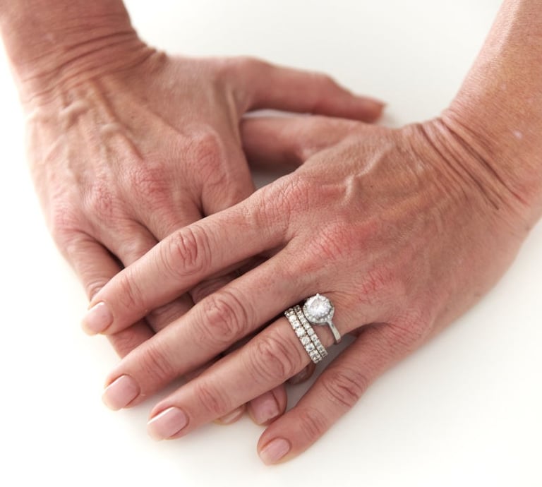 Un'immagine di mani in posizione di supporto reciproco
