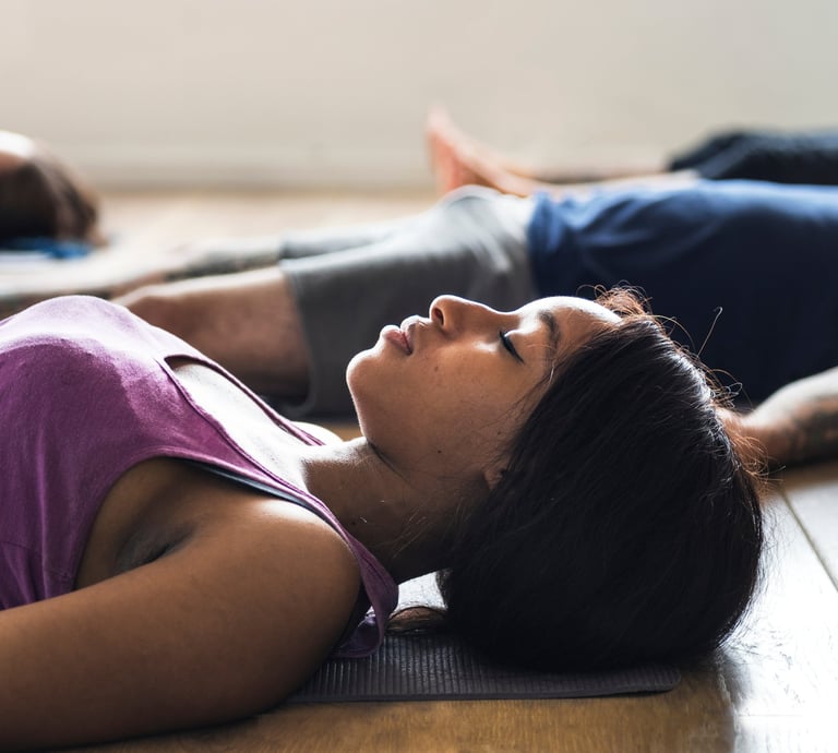 inmersion-bienestar-bano-de-sonido-grupo-mediano-meditacion-guiada-relajacion-colectiva