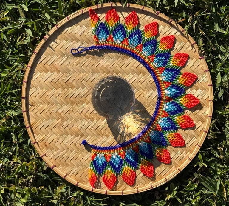 collar de mostacillas completo sobre una base textil