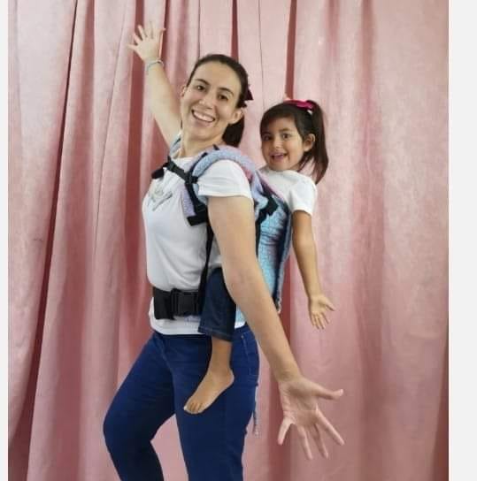 Porteo con mochila ergonómica