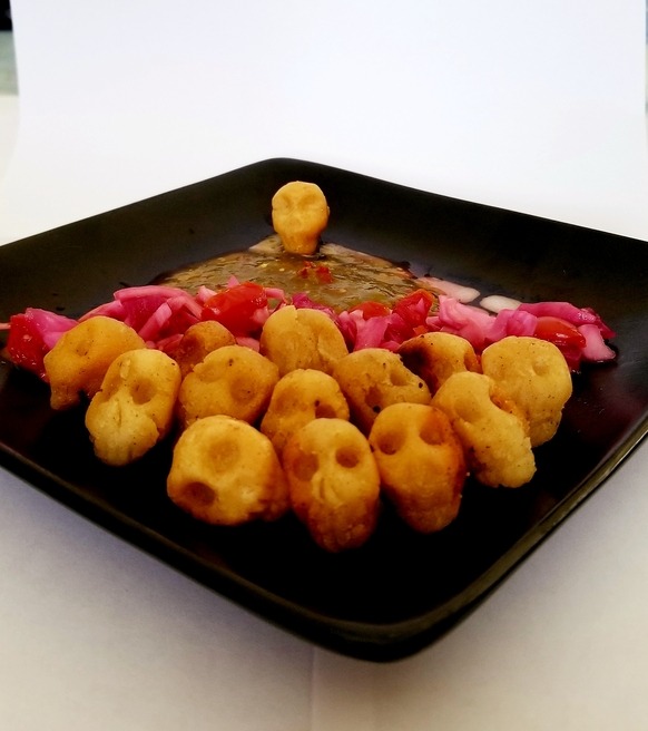 platillo de calaveras de maiz con enselada