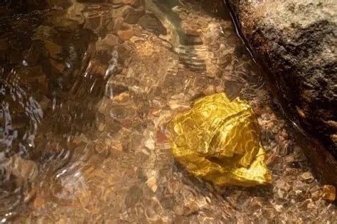 gold in water
