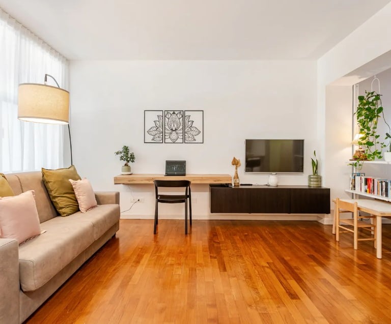 Soggiorno luminoso con divano e postazione smart-working casa vacanza a Pesaro