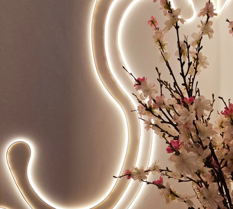 um vaso com flores e o logotipo Serenity em LED