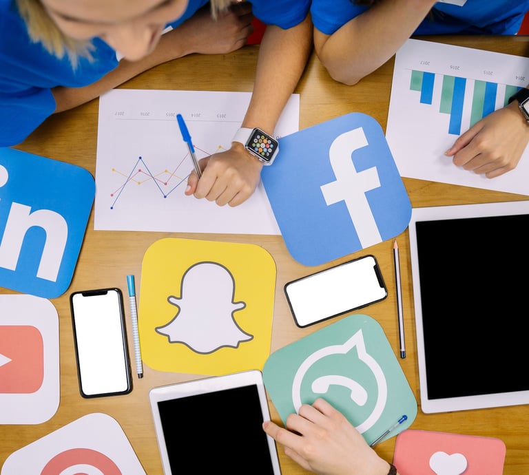 Equipo en estrategia de marketing digital con plataformas como Facebook, Instagram, Google