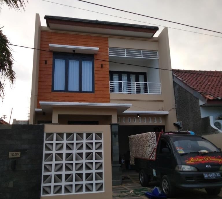 rumah fasad simple dengan sentuhan pasangan grc woodplank