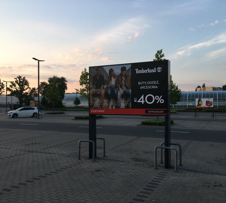 Baner na parkingu o poranku
