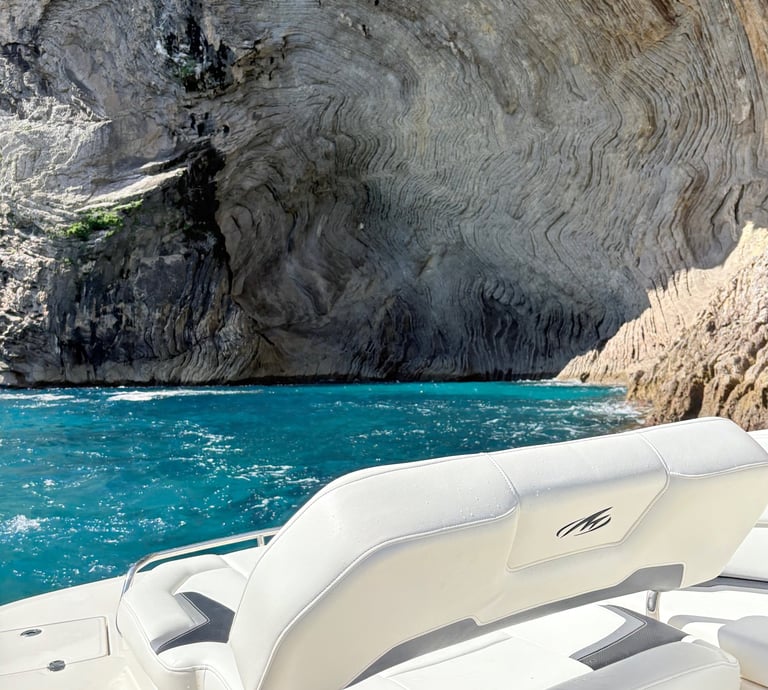Lancha de alquiler en cala con aguas turquesas en la costa norte de mallorca